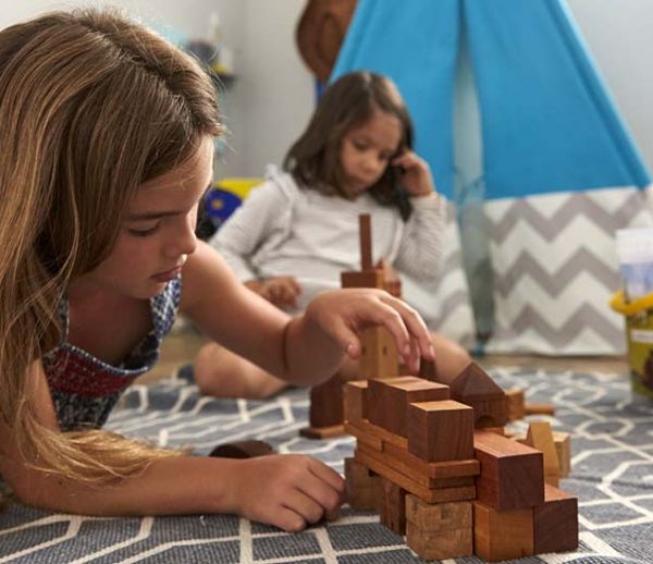 Conseils malins pour faire jouer petits et grands dans une même salle de jeux