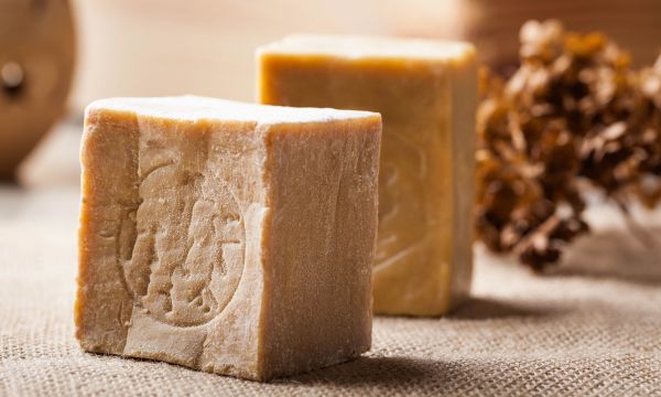 11 astuces pour nettoyer sa maison avec du savon de Marseille