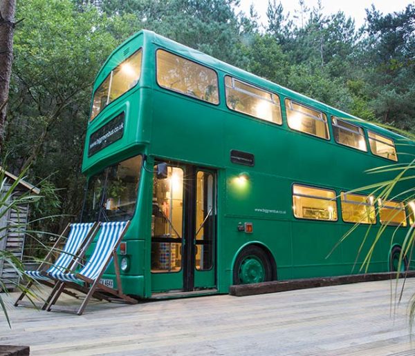 Il a transformé un bus anglais en logement atypique pour 6 personnes !