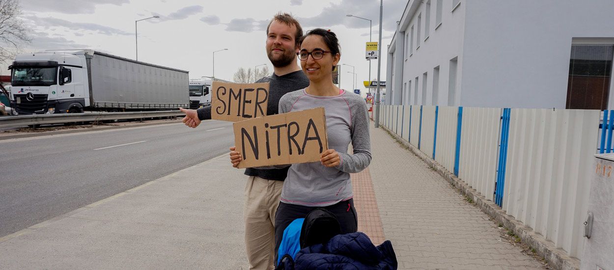 Ce jeune couple fait le tour du monde de la permaculture avec 30 centimes par jour