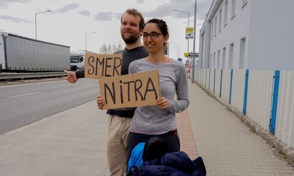 Ce jeune couple fait le tour du monde de la permaculture avec 30 centimes par jour