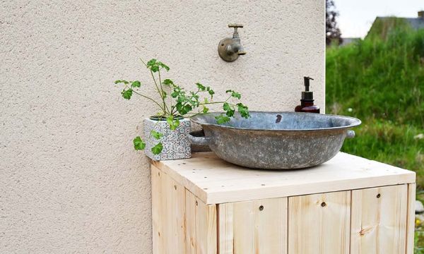 Tuto : Fabriquez un lave-mains d'extérieur tendance avec une bassine en zinc