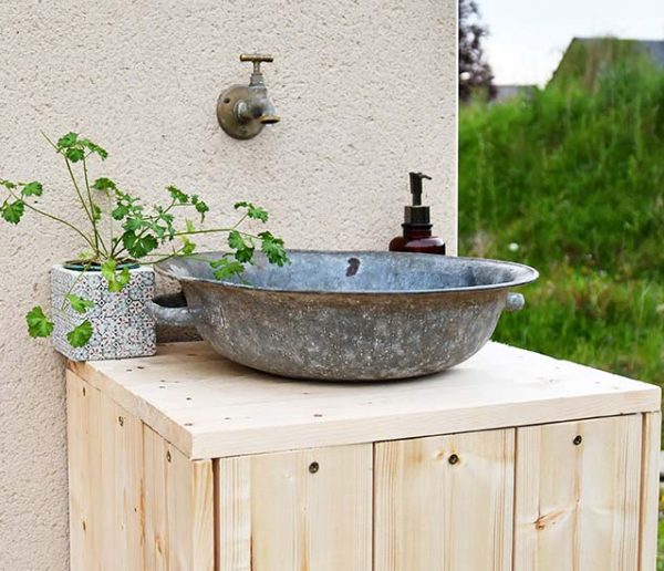 Tuto : Fabriquez un lave-mains d'extérieur tendance avec une bassine en zinc