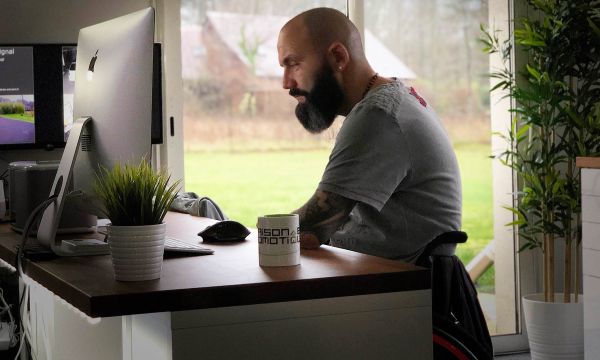 La vie de Max, tétraplégique, a totalement changé grâce aux objets connectés
