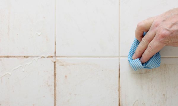 5 solutions écolos pour venir à bout de la moisissure dans la salle de bains