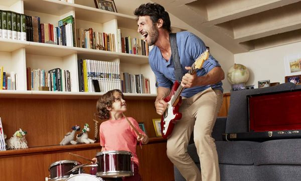 C'est enfin prouvé : écouter de la musique ensemble est le secret d'une famille heureuse !