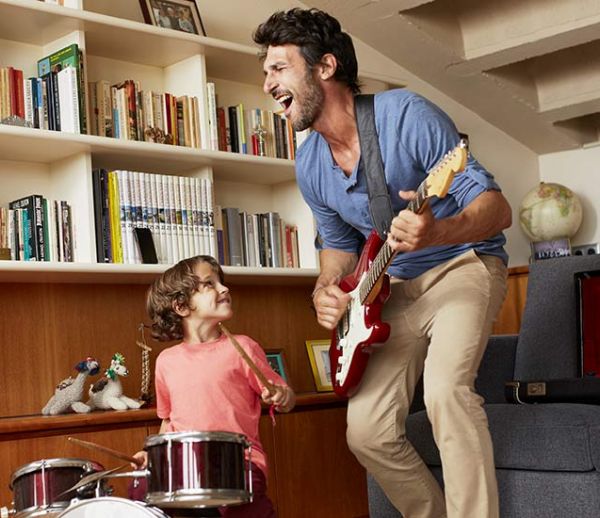 C'est enfin prouvé : écouter de la musique ensemble est le secret d'une famille heureuse !