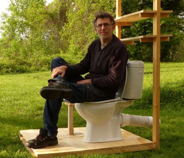 Ce bricoleur a trouvé un système ingénieux pour utiliser l'eau de pluie dans les toilettes