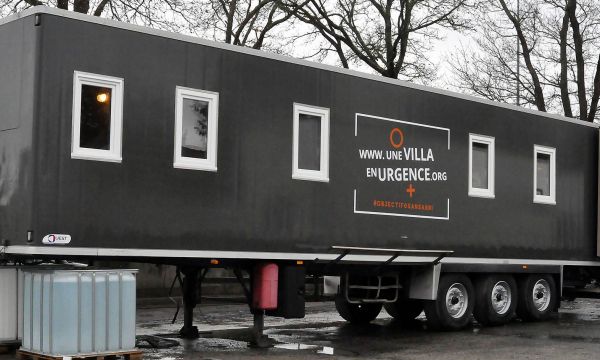 Cette association transforme d'anciens camions frigorifiques en logements d'urgence