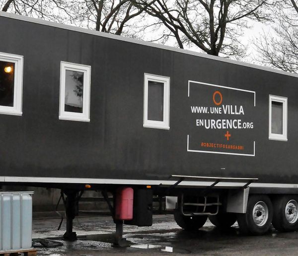 Cette association transforme d'anciens camions frigorifiques en logements d'urgence