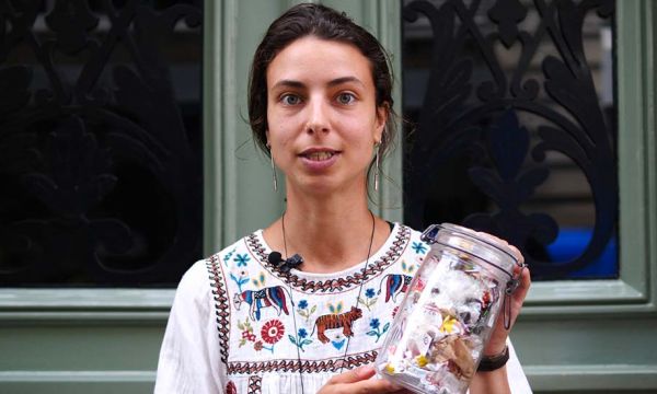 Orlane, 26 ans, a choisi de vivre sans frigo ni poubelle dans son 20 m²
