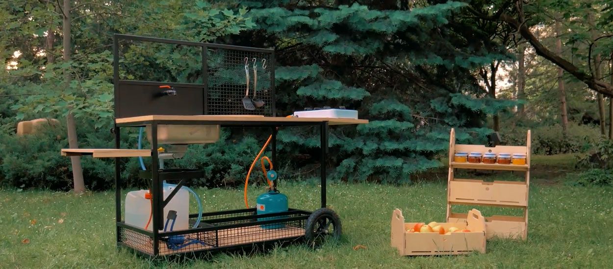 Cette cuisine d'extérieur a été pensée pour préparer fruits et légumes directement dans le jardin