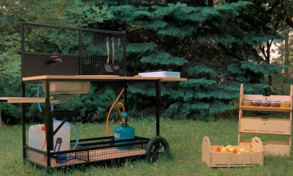 Cette cuisine d'extérieur a été pensée pour préparer fruits et légumes directement dans le jardin
