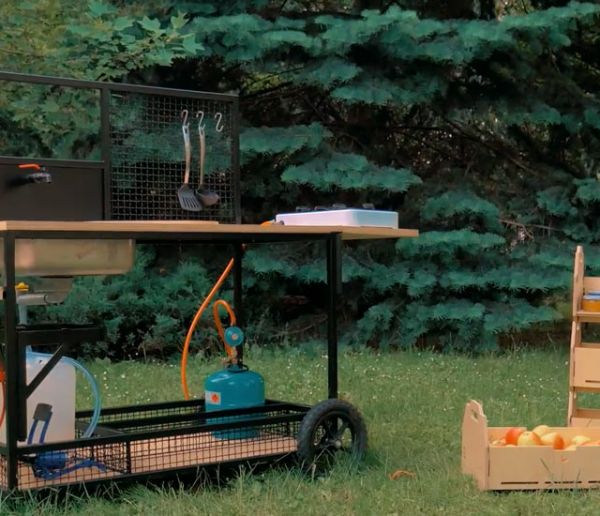 Cette cuisine d'extérieur a été pensée pour préparer fruits et légumes directement dans le jardin