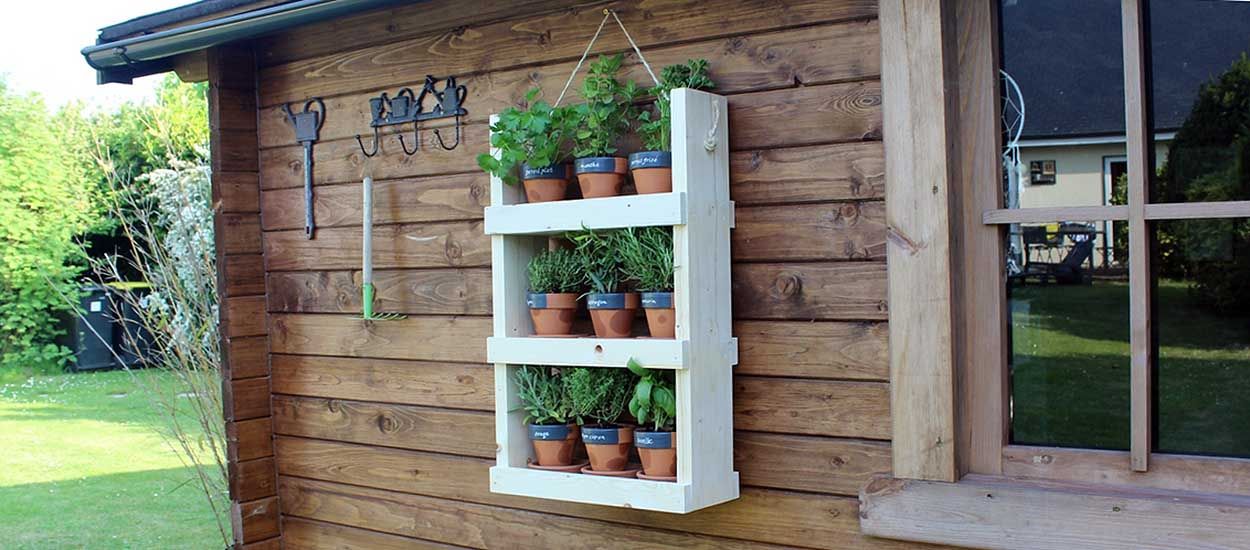 Tuto : Fabriquez une étagère pour planter vos aromatiques dans le jardin