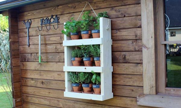 Tuto : Fabriquez une étagère pour planter vos aromatiques dans le jardin