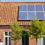 une maison en briques avec des panneaux solaires sur le toit
