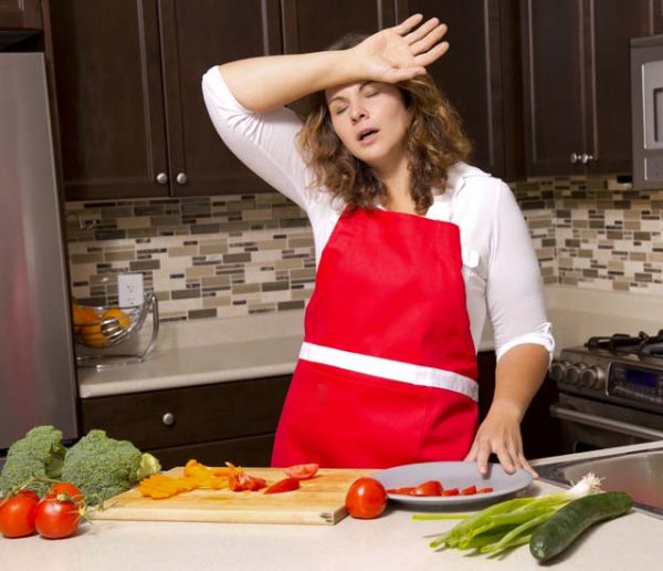 Partage des tâches en vacances : les femmes toujours dans la cuisine et au supermarché