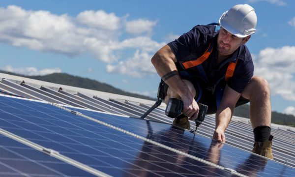 Démarchage : Comment éviter les arnaques aux panneaux solaires ?