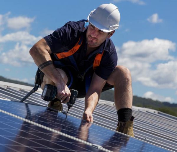 Démarchage : Comment éviter les arnaques aux panneaux solaires ?