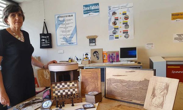 Françoise, 70 ans, découpe ses créations au laser et encourage tout le monde à se rendre en FabLab