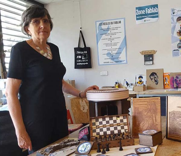 Françoise, 70 ans, découpe ses créations au laser et encourage tout le monde à se rendre en FabLab