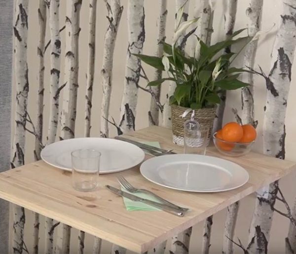 Comment installer une petite table murale rabattable ?