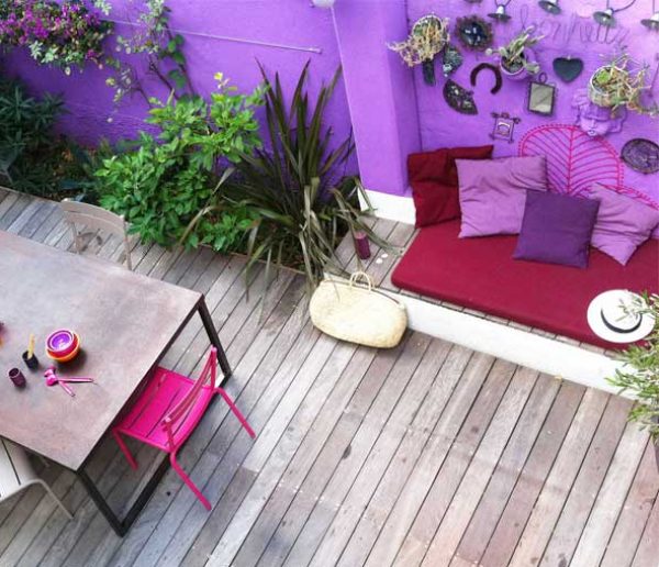 Avant / Après : Cette terrasse abîmée ose le violet pour un style bohème !