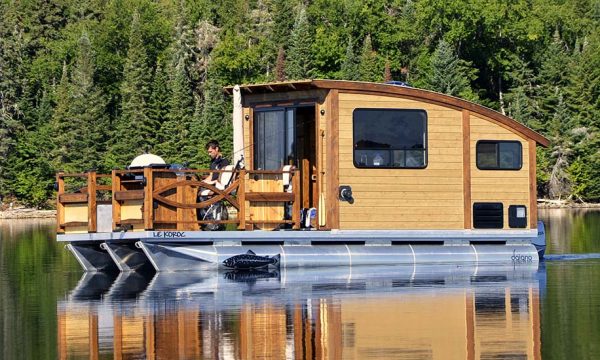 Insolite : une tiny house flottante et écolo pour le plus grand plaisir des pêcheurs !