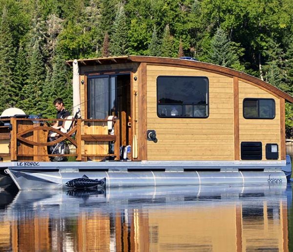 Insolite : une tiny house flottante et écolo pour le plus grand plaisir des pêcheurs !