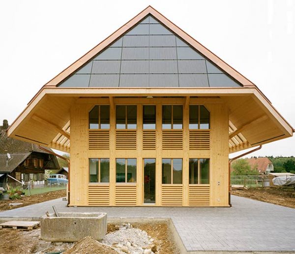 Grâce à ces gros murs en paille, cette maison est autosuffisante en énergie !