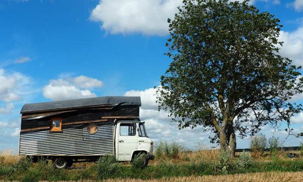 Rencontre avec Varzu, 24 ans, qui a construit elle-même sa tiny house !