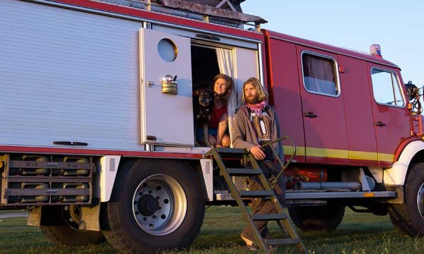 Anna et Sébastian ont transformé un camion de pompiers en maison sur roues