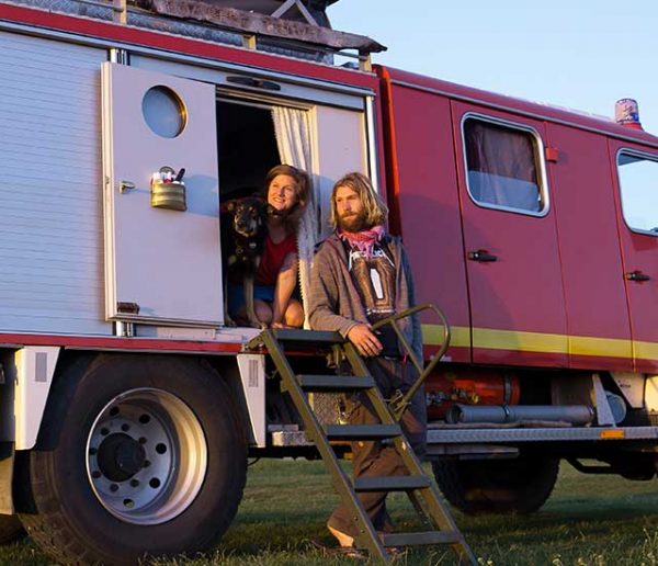 Anna et Sébastian ont transformé un camion de pompiers en maison sur roues