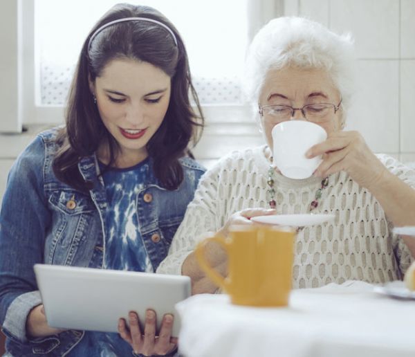 Quel objet connecté choisir pour vous assurer que votre grand-mère va bien ?