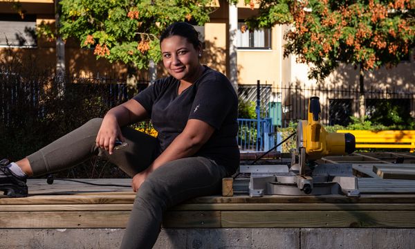 Sur ce chantier participatif, les jeunes aménagent leur quartier pour se reconstruire