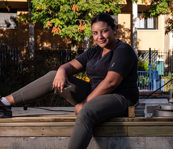 Sur ce chantier participatif, les jeunes aménagent leur quartier pour se reconstruire