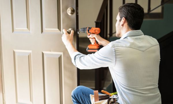 Comment blinder sa porte d'entrée sans avoir à la remplacer ?