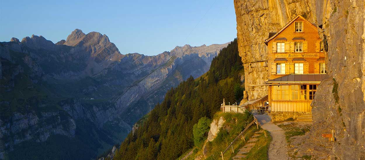 Changez de vie et emménagez dans cette mythique auberge au cœur des Alpes suisses !