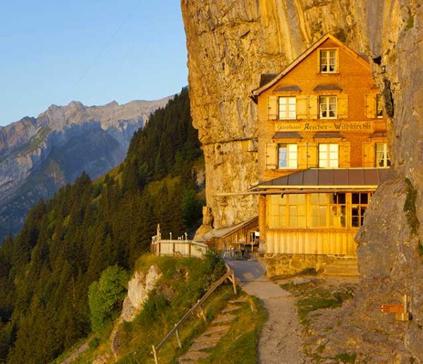 Changez de vie et emménagez dans cette mythique auberge au cœur des Alpes suisses !