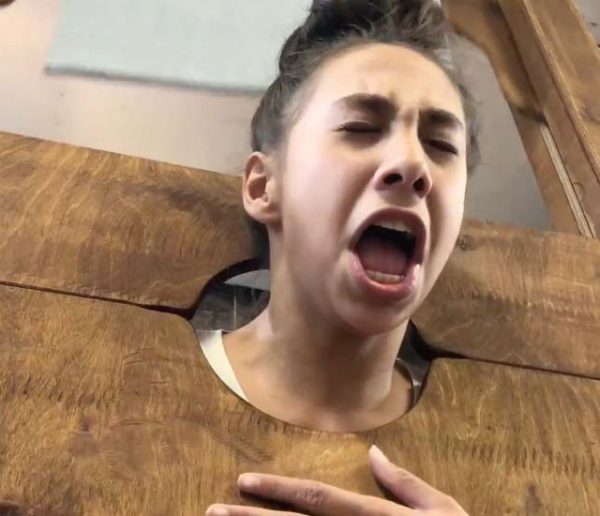 La meilleure déco Halloween : ce père a construit une guillotine (inoffensive) avec sa fille