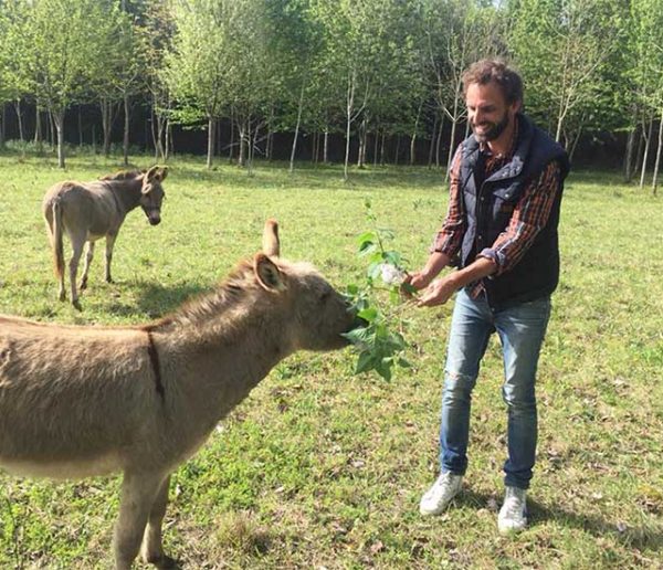 Il restaure le corps de ferme de ses grands-parents pour se lancer dans la permaculture