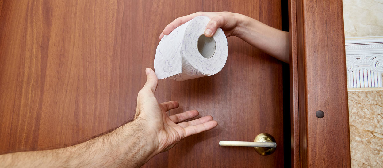 Faire caca la porte ouverte : stade ultime de l'intimité dans un couple ?