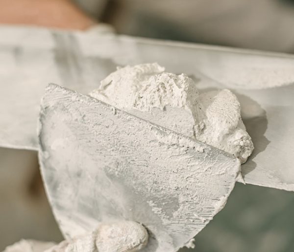 Comment boucher des trous sur une cloison en béton cellulaire ?