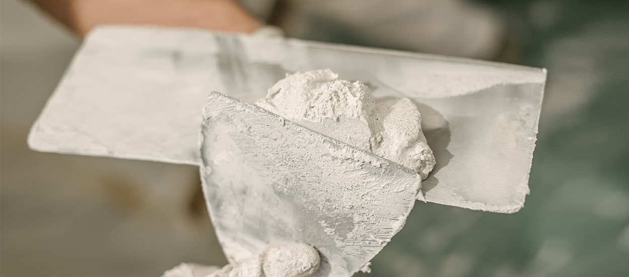 Comment boucher des trous sur une cloison en béton cellulaire ?