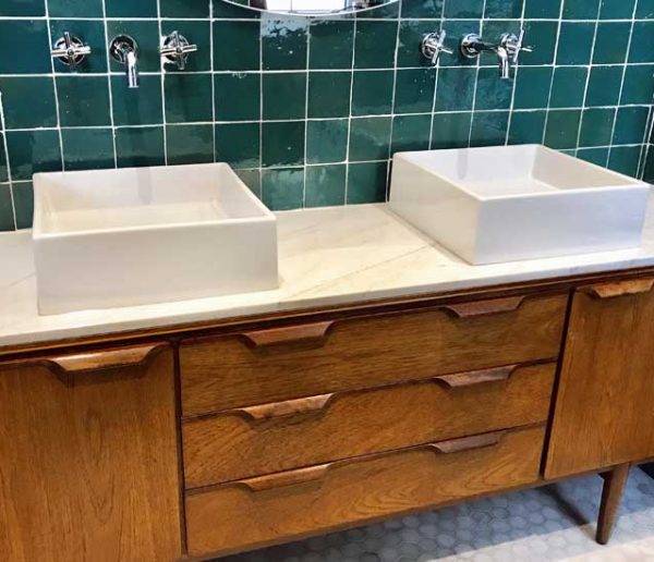 L'idée tendance : transformer une enfilade en meuble de salle de bains vintage