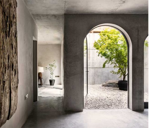 Cette maison Wabi-sabi tout en béton est une oasis de tranquillité