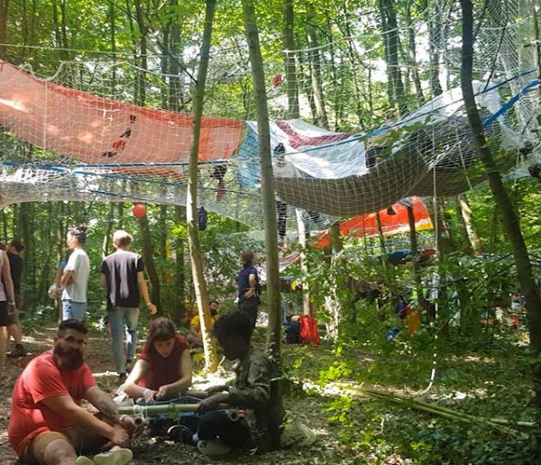 On a construit une cabane au festival Bellastock : on vous fait vivre l'expérience !