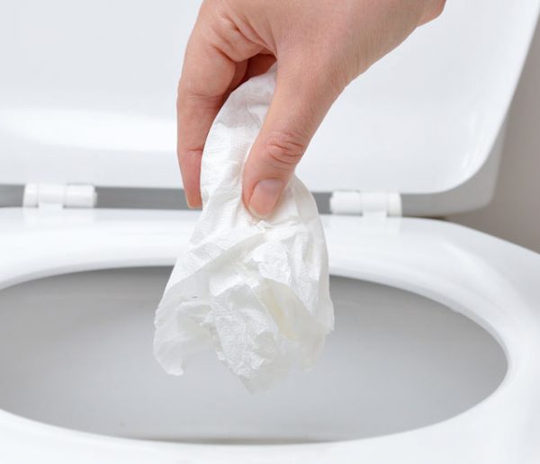 9 déchets qu'il ne faut surtout pas jeter dans les toilettes