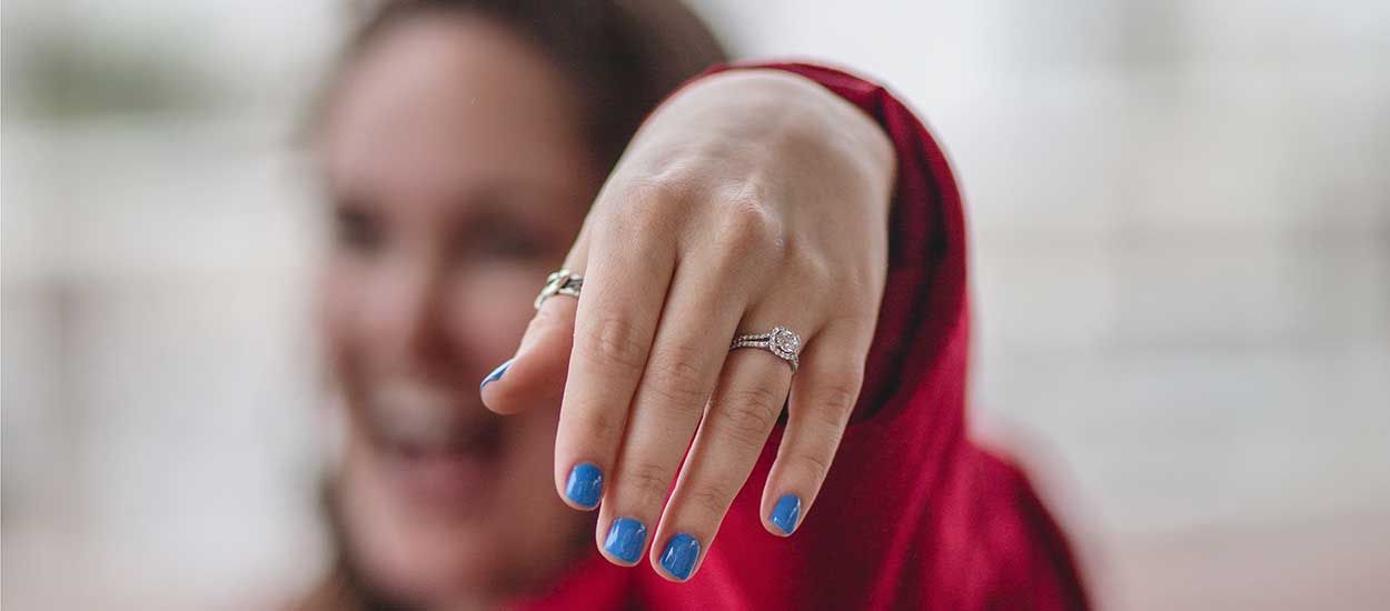 9 ans plus tard, il retrouve dans les égouts la bague qu'elle avait faite tomber dans les toilettes !